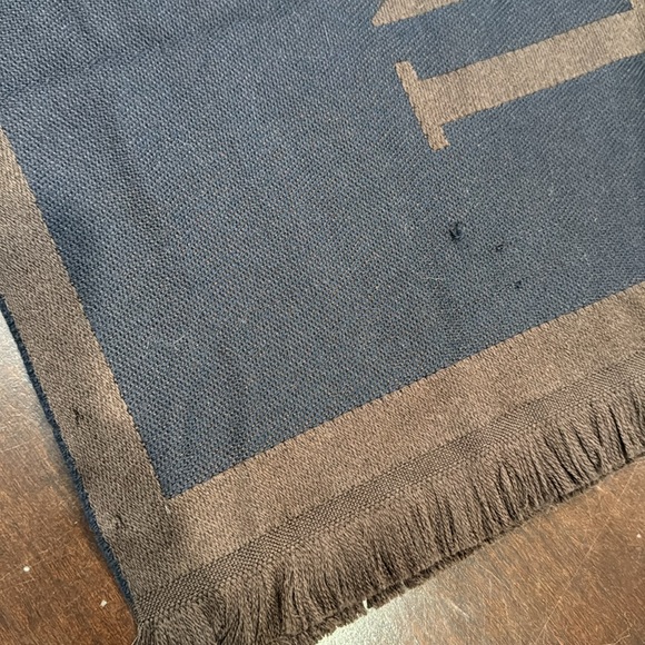 Authentic Giorgio Armani wool scarf - Picture 5 of 10
